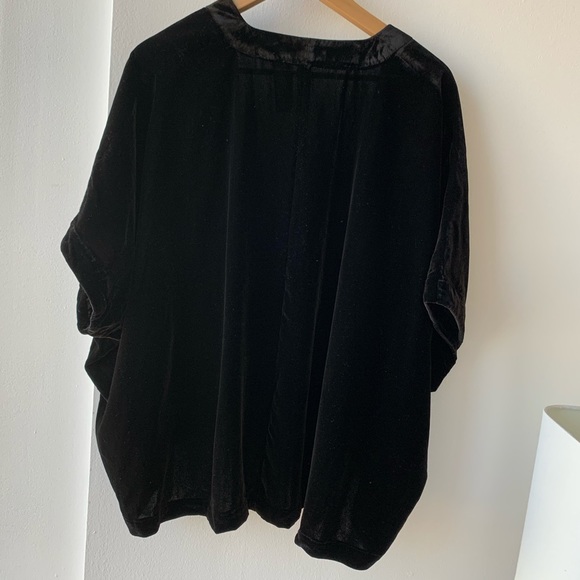 Aritzia Fawkner Black Velvet Kimono - Picture 4 of 9